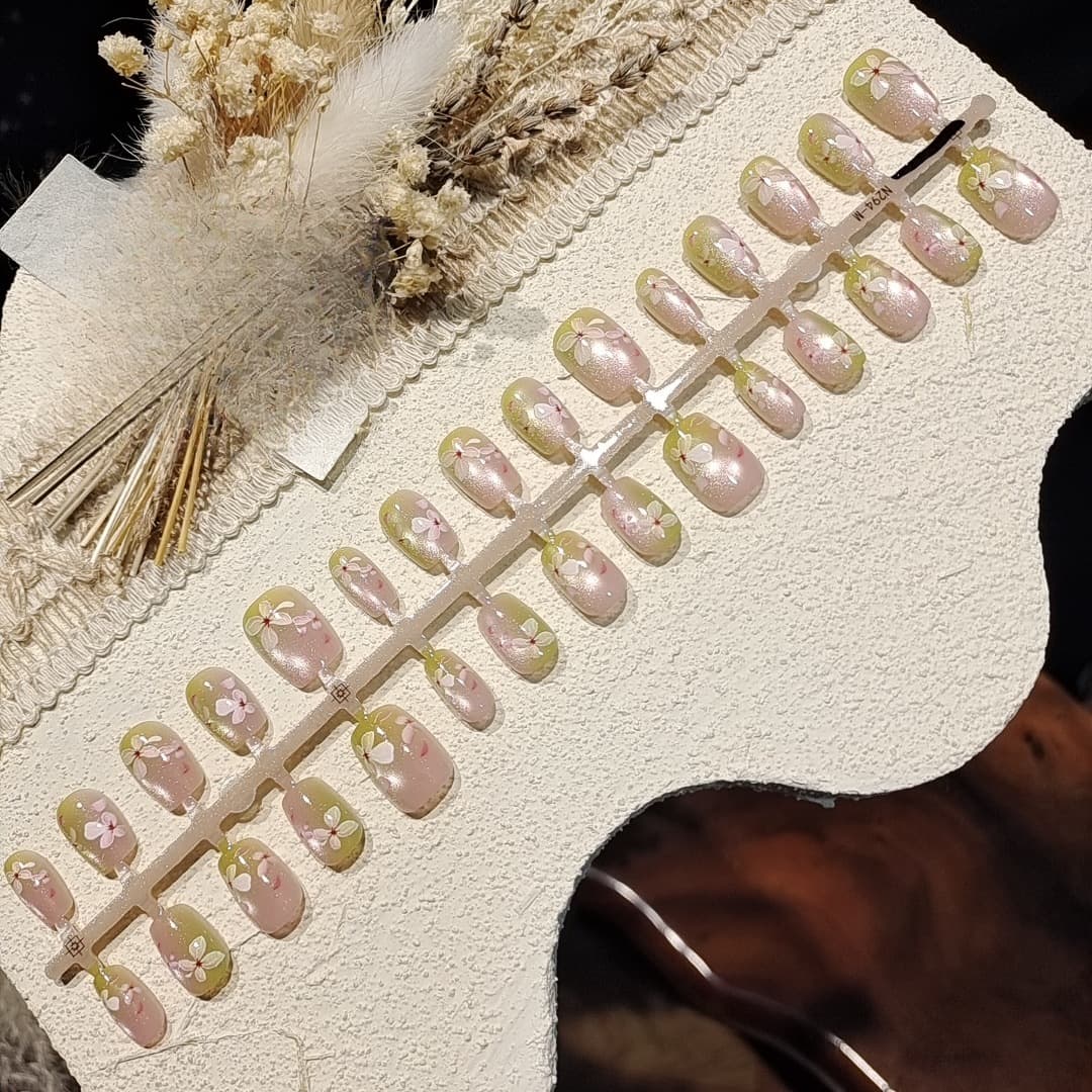 "Kaķa acs" uzliekamie nagi ar spoguļpulveri un rhinestones